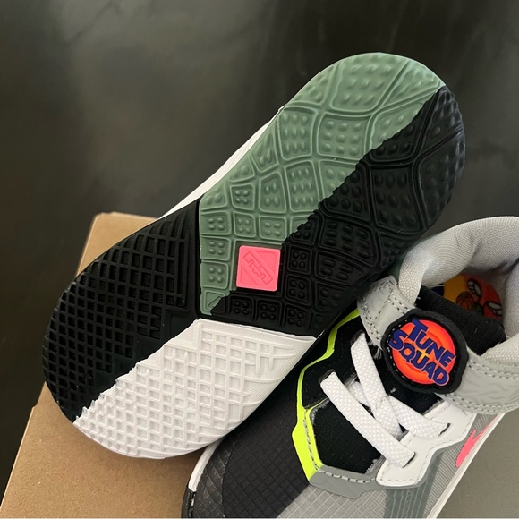 ✔️NIB✔️ NIKE Lebron 18 Low TD Space Jam Bugs vs Marvin - Picture 4 of 10